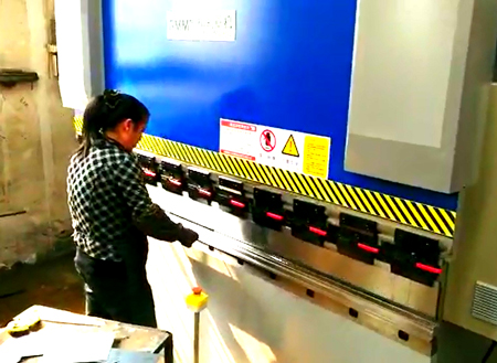  WE67K-63T2500（DA41）數(shù)控折彎機(jī)客戶現(xiàn)場