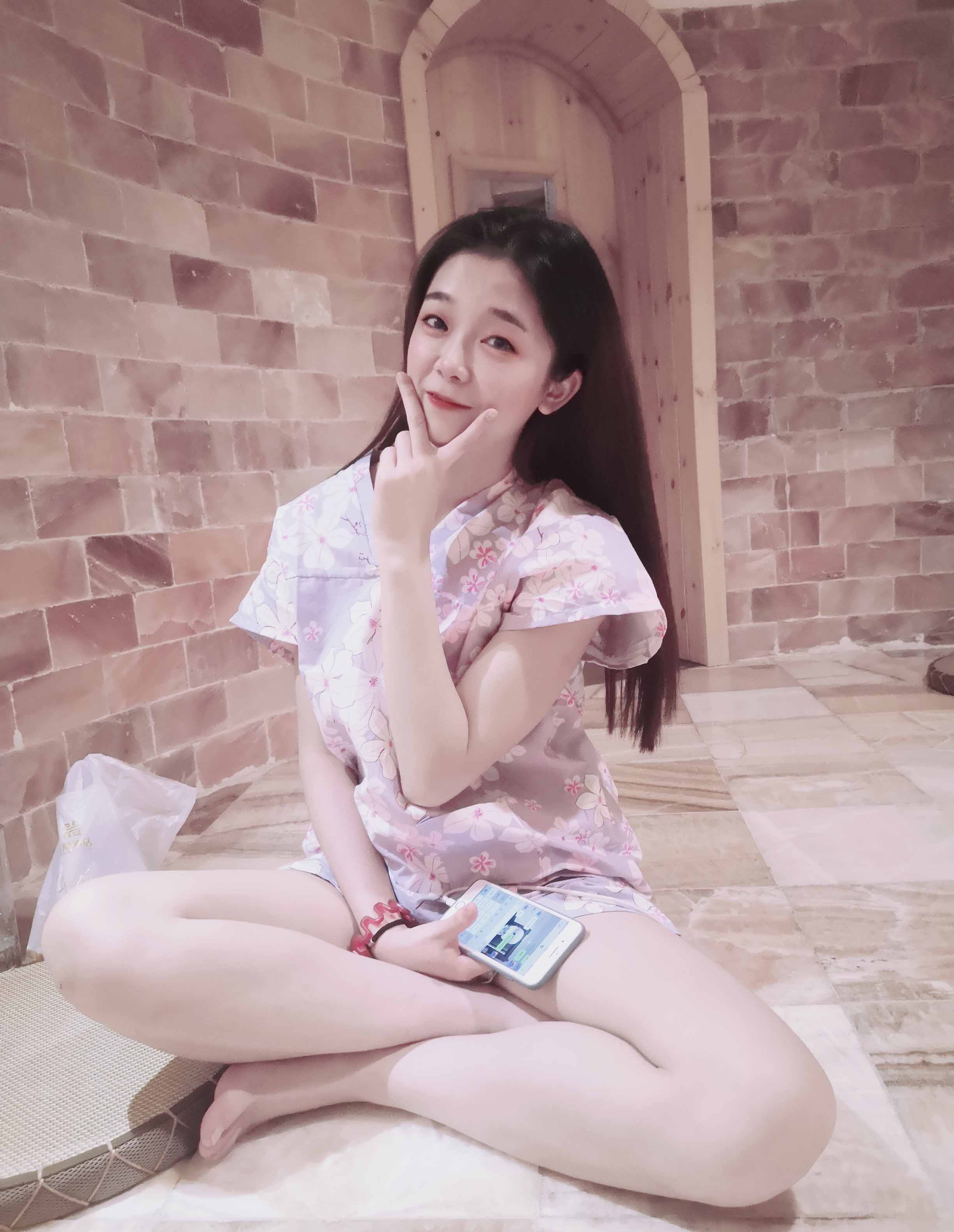 在汗蒸房鹽蒸前要清潔身體，鹽蒸后8小時(shí)內(nèi)不要洗澡